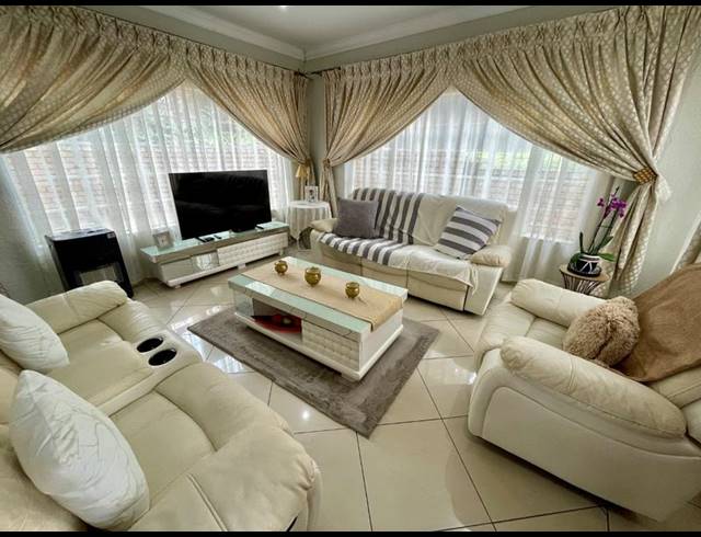 5 BEDROOM HOUSE FOR SALE IN RANGEVIEW